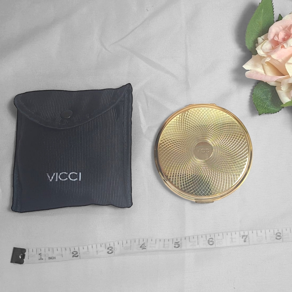 Vintage Vicci Gold Tone Floral Compact – With Original Pouch & Puff 💛